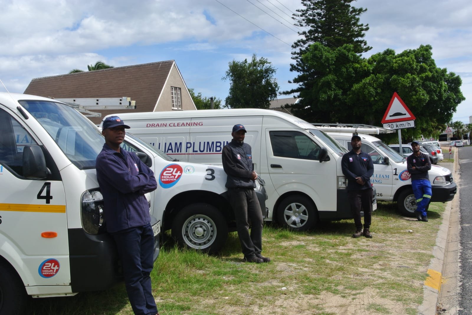 Happy customers with Dalas Plumbing technician